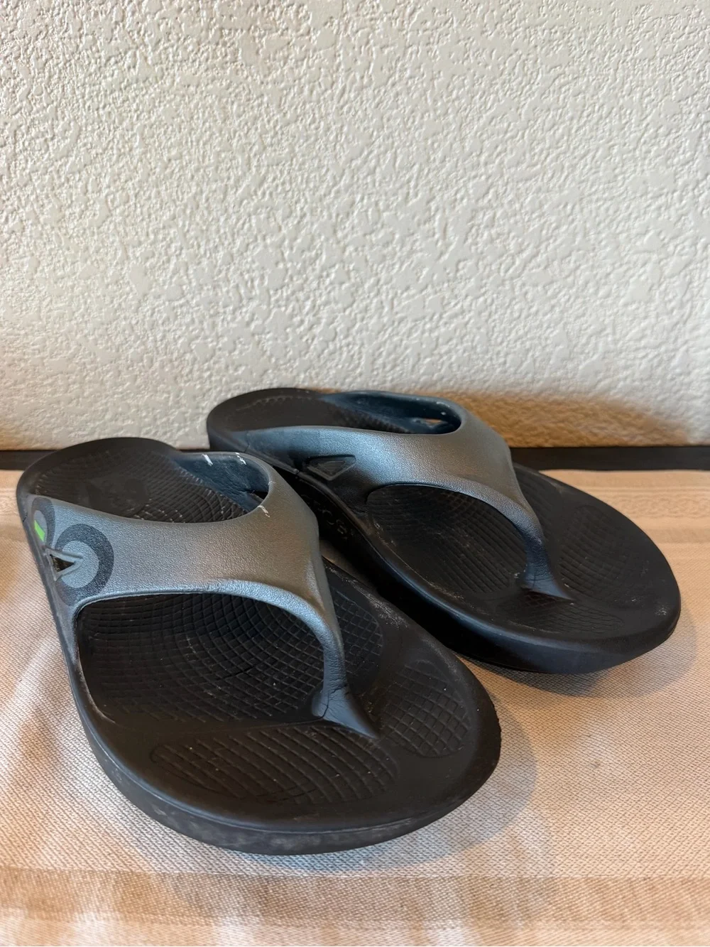 OOFOS Graphite Ooriginal Sports Recovery Flip Flop Sandals